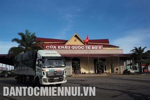 ចង្វាក់នៃដំណើររស់នៅកំពុងប្រព្រឹត្តឡើងយ៉ាងមមាញឹកជាមួយនឹងក្បួនរថយន្តដឹក ទំនិញផ្ដោះប្ដូរពាណិជ្ជកម្មឆ្លងទៅប្រទេសជាមិត្ត ឡាវ និង កម្ពុជា