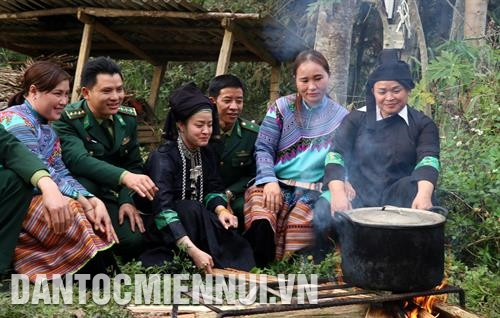 សមាជិកបក្សដែលពាក់ស័ក្ដិពណ៌បៃតងទាំងឡាយអញ្ជើញចុះមកមូលដ្ឋានទទួលបុណ្យចូលឆ្នាំថ្មីជាមួយមាមីងបងប្អូនជនជាតិភាគតិចនៅភូមិ ដូយ ៣ ឃុំ ណានសាន ស្រុក ស៊ីម៉ាកាយ (ខេត្ត ឡាវកាយ)។ រូបថត៖ ក្វឹកខាញ់