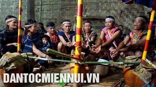 គ្រូសែនធ្វើពិធីកិច្ចសែននៃពិធីផ្លុំត្រចៀក