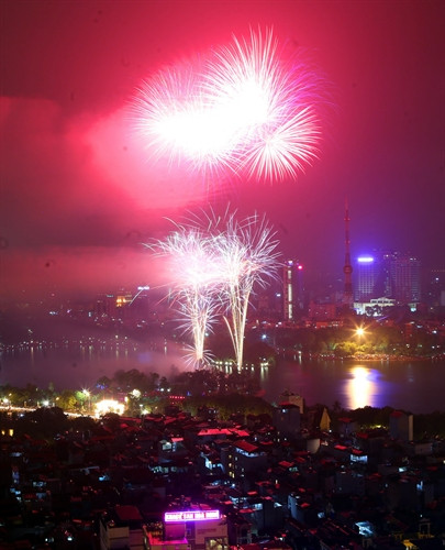 ការបាញ់កាំជ្រួចនសួនច្បារ ថុញញ៉ឹត (ឯករាជ្យ) រដ្ឋធានី ហាណួយ។ រូបថត៖ ទីភ្នាក់ងារព័ត៌មានវៀតណាម