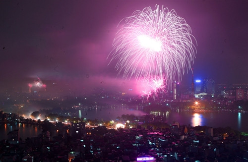 បាញ់កាំជ្រួចនៅរដ្ឋធានី ហាណូយ។ រូបថត៖ ទីភ្នាក់ងារព័ត៌មានវៀតណាម