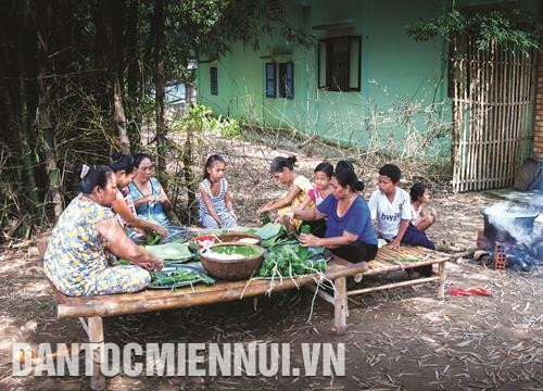 នាឱកាសបុណ្យទាន បុណ្យចូលឆ្នាំថ្មី បងប្អូនជនជាតិ ខ្មែរនៅភូមិស្រុកជាច្រើននៅតែរក្សាបានទម្លាប់ហ៊ុនចូលគ្នានូវអង្ករដំណើបសណ្តែក សាច់ជ្រូកជាដើមដើម្បីរួមគ្នាវេចនំអន្សម