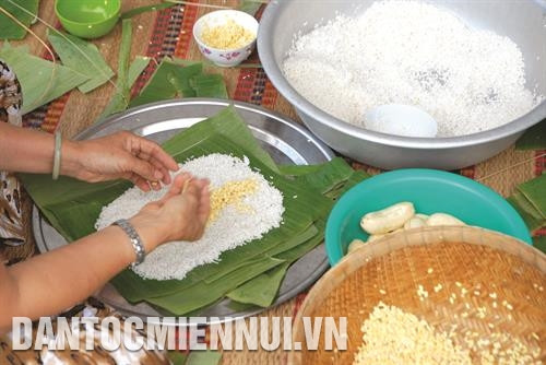 ដើម្បីវេចនំអន្សម បងប្អូនមាមីងតែងតែដា ក់អង្ករដំណើបនៅស្រទាប់ខាងក្រៅបំផុត បន្ទាប់មកគឺសណ្តែកមួយស្រទាប់ស្តើងហើយខាងក្នុងបង្អស់គឺសាច់ជ្រូក