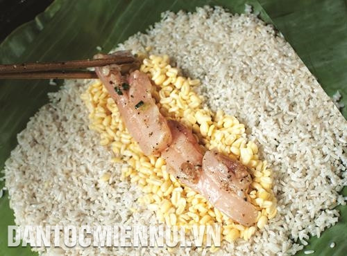 ដើម្បីវេចនំអន្សម បងប្អូនមាមីងតែងតែដា ក់អង្ករដំណើបនៅស្រទាប់ខាងក្រៅបំផុត បន្ទាប់មកគឺសណ្តែកមួយស្រទាប់ស្តើងហើយខាងក្នុងបង្អស់គឺសាច់ជ្រូក