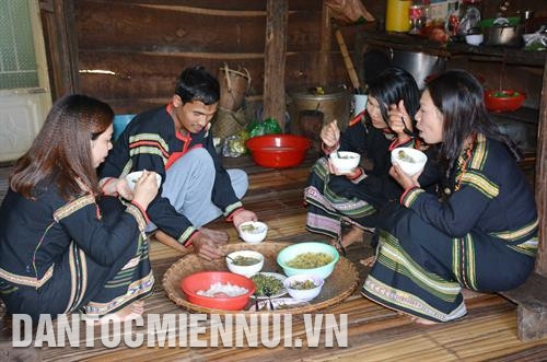 ជនជាតិ អេដេ ជុំគ្នាក្បែរស្ពកបាយជាមួយនឹងបណ្តាមុខម្ហូបប្រពៃណី។ រូបថត៖ ហ្វាយធូ