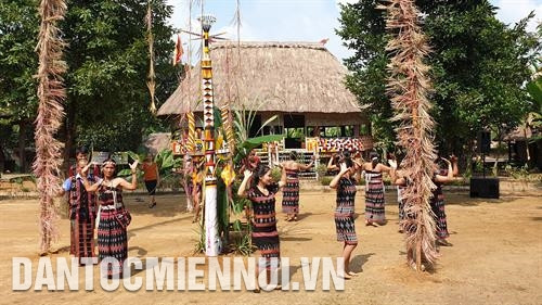 បន្ទាប់ពីពិធីបុណ្យជនជាតិ កឺទូ ច្រៀងរាំជាមួយគ្នាជុំវិញបង្គោល នេវ