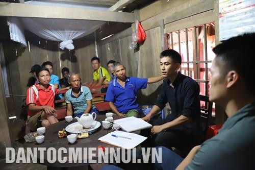 បង ណុងវ៉ាន់ហ៊ាន់ ផ្ដោះប្តូរបទពិសោធន៍ក្នុងមុខរបរនឹងបងប្អូនមាមីងក្នុងឃុំ។ រូបថត៖ អានថាញ់ដាត