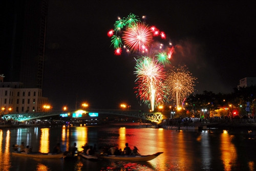 ការបាញ់កាំជ្រួចយ៉ាងត្រចះត្រចង់ខាងទន្លេ សាយហ្គន ទីក្រុង ហូជីមិញ។ រូបថត៖ ទីភ្នាក់ងារព័ត៌មានវៀតណាម