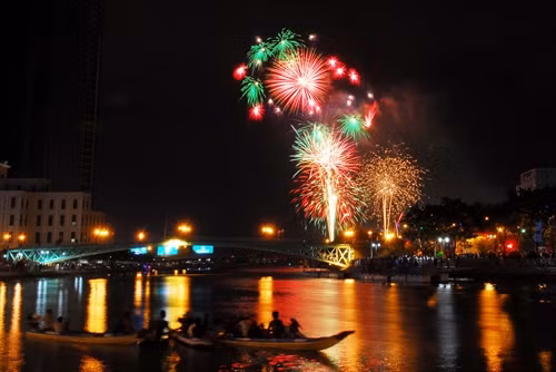 ការបាញ់កាំជ្រួចយ៉ាងត្រចះត្រចង់ខាងទន្លេ សាយហ្គន ទីក្រុង ហូជីមិញ។ រូបថត៖ ទីភ្នាក់ងារព័ត៌មានវៀតណាម ការបាញ់កាំជ្រួចយ៉ាងត្រចះត្រចង់ខាងទន្លេ សាយហ្គន ទីក្រុង ហូជីមិញ។ រូបថត៖ ទីភ្នាក់ងារព័ត៌មានវៀតណាម