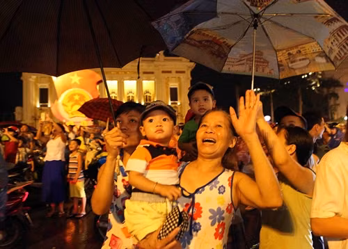 ប្រជាជនឈរហាលភ្លៀងមើលការបាញ់កាំជ្រួចនៅបឹង ហ៊ាន់គៀម រដ្ឋធានី ហាណូយ។ រូបថត៖ ទីភ្នាក់ងារព័ត៌មានវៀតណាម ប្រជាជនឈរហាលភ្លៀងមើលការបាញ់កាំជ្រួចនៅបឹង ហ៊ាន់គៀម រដ្ឋធានី ហាណូយ។ រូបថត៖ ទីភ្នាក់ងារព័ត៌មានវៀតណាម