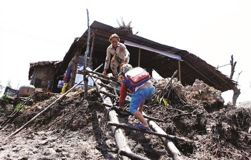 ដោយសារតែជីវភាពរស់នៅ វប្បធម៌ផ្សារភ្ជាប់នឹងស្ទឹងទន្លេ អាណាព្យាបាលសិស្សជាច្រើននៅទីនេះនៅតែប្រហែសទុកបណ្តោយអោយកូនៗទៅរៀនដោយខ្លួនឯងតាមទូក ដោយសារតែជីវភាពរស់នៅ វប្បធម៌ផ្សារភ្ជាប់នឹងស្ទឹងទន្លេ អាណាព្យាបាលសិស្សជាច្រើននៅទីនេះនៅតែប្រហែសទុកបណ្តោយអោយកូនៗទៅរៀនដោយខ្លួនឯងតាមទូក