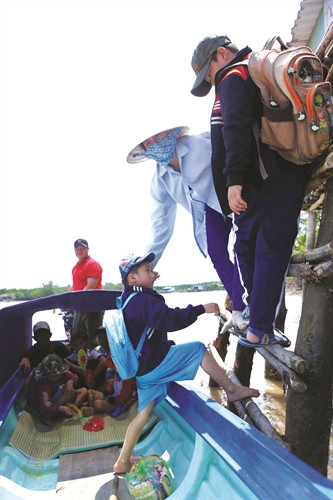 ទូកដ ទូកជាច្រើន...ចម្លងសិស្សានុសិស្សរាប់សិបនាក់ តែពុំបានប្រដាប់ដោយអាវពោងសុវត្ថិភាពឡើយ ទូកដ ទូកជាច្រើន...ចម្លងសិស្សានុសិស្សរាប់សិបនាក់ តែពុំបានប្រដាប់ដោយអាវពោងសុវត្ថិភាពឡើយ