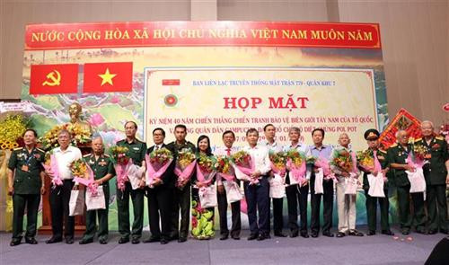 ប្រតិភូទាំងឡាយទទួលបាច់ផ្កានិងសៀវភៅរបស់គណៈកម្មការទំនាក់ទំនងប្រពៃណីអតីតយុទ្ធជនរណសិ្ស ៧៧៩