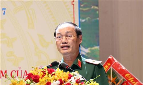 ឧត្តមសេនីយត្រី ង្វៀនវ៉ាន់ណាម មេបញ្ជាការរង បញ្ជាការដ្ឋានយោធភូមិភាគទី ៧ អញ្ជើញថ្លែងយោបល់យជូនពរក្នុងជំនួប ប្រតិភូទាំងឡាយទទួលបាច់ផ្កានិងសៀវភៅរបស់គណៈកម្មការទំនាក់ទំនងប្រពៃណីអតីតយុទ្ធជនរណសិ្ស ៧៧៩