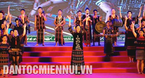 សម្ដែងបង្ហាញសម្លៀកបំពាក់សំពត់សង្កិម ហ្សែង របស់បងប្អូនជនជាតិស្រុក អាលឿយ  (ខេត្ត ធឿធៀន - ហ្វេ)