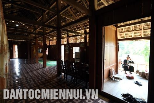 ផ្ទះសង់ផុតពីដីបែបប្រពៃណីរបស់បងប្អូនជនជាតិ ថៃ ផ្ទះសង់ផុតពីដីបែបប្រពៃណីរបស់បងប្អូនជនជាតិ ថៃ