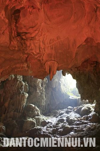 ស្ថិតនៅប៉ែកខាងជើងនៃកោះ ដូវហ្គោ ត្រូវបានរកឃើញនៅឆ្នាំ ១៩៩៣ គុហា ធៀនគុង មានប្រព័ន្ធនិចុតសិលាដ៏សភ្លឺ ចាំងពន្លឺព្រិចៗ បណ្តាផ្ទាំងថ្មក្នុងគុហា ធៀនគុង