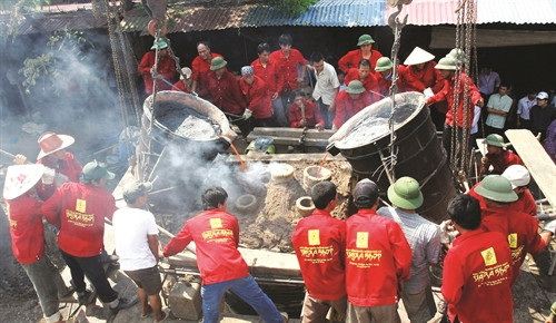 ភូមិសិប្បកម្មឆ្លាក់ស្ពាន់ ងូសា ផ្ដើមកំណើតចេញពីជាងទងឆ្លាក់ស្ពាន់មួយចំនួនមានស្រុកកំណើតនៅតំបន់ ធន់ថាញ់ (ខេត្ត បាក់និញ) និង វ៉ាន់ឡឹម (ខេត្ត ហ៊ឺងអៀន) រួមគ្នាបង្កើតសិប្បកម្មឆ្លាក់ស្ពាន់នៅបឹង ទ្រុកបាច់ ភូមិសិប្បកម្មឆ្លាក់ស្ពាន់ ងូសា ផ្ដើមកំណើតចេញពីជាងទងឆ្លាក់ស្ពាន់មួយចំនួនមានស្រុកកំណើតនៅតំបន់ ធន់ថាញ់ (ខេត្ត បាក់និញ) និង វ៉ាន់ឡឹម (ខេត្ត ហ៊ឺងអៀន) រួមគ្នាបង្កើតសិប្បកម្មឆ្លាក់ស្ពាន់នៅបឹង ទ្រុកបាច់