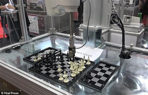 ផលិតកម្មមនុស្សយន្តដែលនឹងដំណើរការរហូតដល់ថ្ងៃសៅរ៍គឺអាចលេងអុកទល់នឹងខ្លួនវាបាន ផលិតកម្មមនុស្សយន្តដែលនឹងដំណើរការរហូតដល់ថ្ងៃសៅរ៍គឺអាចលេងអុកទល់នឹងខ្លួនវាបាន