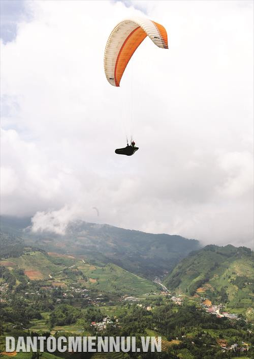 ក្នុងក្របខ័ណ្ឌនៃកម្មវិធី នៅលើកំពូលភ្នំ ម៉ែបុងកន នៅទីរួមស្រុក បាក់ហា បានប្រព្រឹត្តឡើងនូវសកម្មភាពសម្តែងមុខកីឡាមនុស្សជិះម៉ាស៊ីនហោះដោយមានការចូលរួមពីសំណាក់អាកាសយានិកក្នុងនិងក្រៅប្រទេសចំនួន ៤១ នាក់ ក្នុងក្របខ័ណ្ឌនៃកម្មវិធី នៅលើកំពូលភ្នំ ម៉ែបុងកន នៅទីរួមស្រុក បាក់ហា បានប្រព្រឹត្តឡើងនូវសកម្មភាពសម្តែងមុខកីឡាមនុស្សជិះម៉ាស៊ីនហោះដោយមានការចូលរួមពីសំណាក់អាកាសយានិកក្នុងនិងក្រៅប្រទេសចំនួន ៤១ នាក់