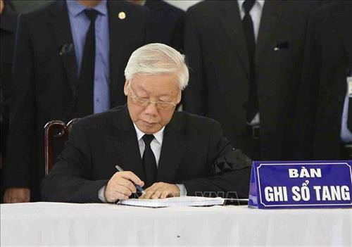 លោកអគ្គលេខានៃគណៈកម្មាធិការមជ្ឈិមបក្ស ង្វៀនភូត្រុង អញ្ជើញសរសេរក្នុងសៀវភៅក្រាំងមាសមរណទុក្ខ។ រូបថត៖ ទីភ្នាក់ងារព័ត៌មានវៀតណាម