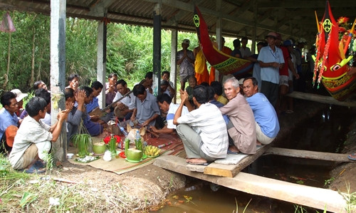 ពេលមានពិធីប្រណាំង បងប្អូនជនជាតិខ្មែរ ប្រារព្ធពិធីរំលឹកគុណអារក្សទូកមុនពេល បញ្ចុះទឹកប្រណាំង