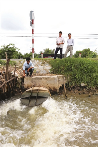 បូមទឹកទប់ស្កាត់ការលិចទឹកជួយការពារតំបន់ផលិតស្រូវតាមទម្រង់រូបភាពវាលស្រែទ្រង់ទ្រាយធំនៅឃុំចំនួន ៧ ស្ថិតនៅបណ្ដាស្រុកត្រឹនវ៉ាន់ធើយ ស្រុក ធើយប៊ិញស្រុក កាយនឿក និងទីក្រុងកាម៉ៅ (ខេត្ត កាម៉ៅ) បូមទឹកទប់ស្កាត់ការលិចទឹកជួយការពារតំបន់ផលិតស្រូវតាមទម្រង់រូបភាពវាលស្រែទ្រង់ទ្រាយធំនៅឃុំចំនួន ៧ ស្ថិតនៅបណ្ដាស្រុកត្រឹនវ៉ាន់ធើយ ស្រុក ធើយប៊ិញស្រុក កាយនឿក និងទីក្រុងកាម៉ៅ (ខេត្ត កាម៉ៅ)