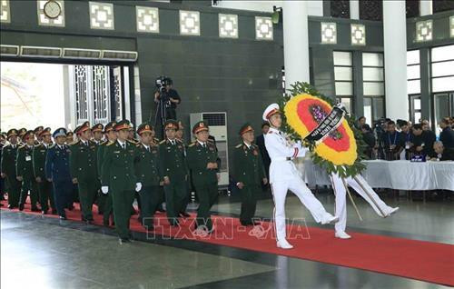 គណៈប្រតិភូគណៈកម្មាធិការបក្សយោធាមជ្ឈិម ក្រសួងការពារជាតិ ដឹកនាំដោយសមមិត្ត ងោស៊ន់លិច សមាជិកការិយាល័យនយោបាយ អនុលេខាគណៈកម្មាធិការយោធាមជ្ឈិម ក្រសួងការពារជាតិ អញ្ជើញគោររព្ធវិញ្ញាណក្ខន្ធសពប្រធានរដ្ឋ ត្រឹនដាយក្វាង។ រូបថត៖ ទីភ្នាក់ងារព័ត៌មានវៀតណាម គណៈប្រតិភូគណៈកម្មាធិការបក្សក្រុង ក្រុមប្រឹក្សាប្រជាជន គណៈកម្មាធិការប្រជាជន គណៈកម្មាធិការរណសិរ្សមាតុភូមិវៀតណាមទីក្រុង ហាណូយ ដឹកនាំដោយសមមិត្ត ហ្វាងទ្រុងហាយ សមាជិកការិយាល័យនយោបាយ លេខានៃគណៈកម្មាធិការបក្សក្រុង ហាណូយ អញ្ជើញគោររព្ធវិញ្ញាណក្ខន្ធសពប្រធានរដ្ឋ ត្រឹនដាយក្វាង។ រូបថត៖ ញ៉ានសាង -ទីភ្នាក់ងារព័ត៌មានវៀតណាម