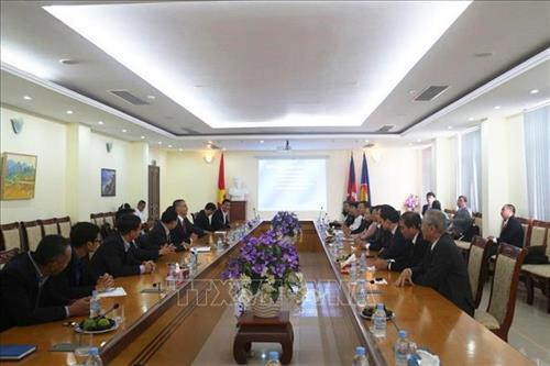 គណៈប្រតិភូជាន់ខ្ពស់ទីក្រុង ហូជីមិញ បានអញ្ជើញទស្សនកិច្ចស្ថានទូតវៀតណាមប្រចាំនៅ កម្ពុជា។ រូបថត៖ អ្នកយកព័ត៌មាននៃទីភ្នាក់ងារព័ត៌មានវៀតណាមប្រចាំការនៅ កម្ពុជា គណៈប្រតិភូជាន់ខ្ពស់ទីក្រុង ហូជីមិញ បានអញ្ជើញទស្សនកិច្ចស្ថានទូតវៀតណាមប្រចាំនៅ កម្ពុជា។ រូបថត៖ អ្នកយកព័ត៌មាននៃទីភ្នាក់ងារព័ត៌មានវៀតណាមប្រចាំការនៅ កម្ពុជា