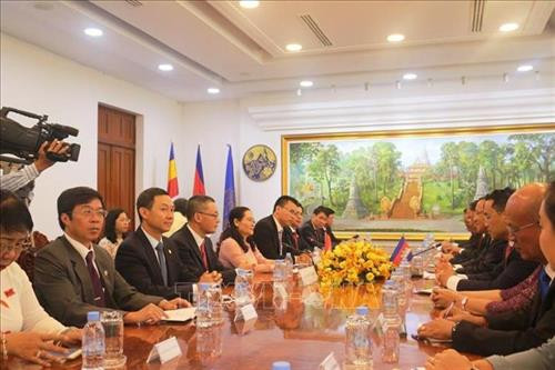 គណៈប្រតិភូទីក្រុង ហូជីមិញ ធ្វើការជាមួយឯកឧត្តម ប៉ាសុជាតិវង្ស សមាជិកគណៈកម្មាធិការកណ្តាលគណបក្សប្រជាជនកម្ពុជា និងជាប្រធានក្រុមប្រឹក្សាទីក្រុង ភ្នំពេញ។ រូបថត៖ អ្នកយកព័ត៌មាននៃទីភ្នាក់ងារព័ត៌មានវៀតណាមប្រចាំការនៅ កម្ពុជា គណៈប្រតិភូជាន់ខ្ពស់ទីក្រុង ហូជីមិញ បានអញ្ជើញទស្សនកិច្ចស្ថានទូតវៀតណាមប្រចាំនៅ កម្ពុជា។ រូបថត៖ អ្នកយកព័ត៌មាននៃទីភ្នាក់ងារព័ត៌មានវៀតណាមប្រចាំការនៅ កម្ពុជា គណៈប្រតិភូទីក្រុង ហូជីមិញ ធ្វើការជាមួយឯកឧត្តម ប៉ាសុជាតិវង្ស សមាជិកគណៈកម្មាធិការកណ្តាលគណបក្សប្រជាជនកម្ពុជា និងជាប្រធានក្រុមប្រឹក្សាទីក្រុង ភ្នំពេញ។ រូបថត៖ អ្នកយកព័ត៌មាននៃទីភ្នាក់ងារព័ត៌មានវៀតណាមប្រចាំការនៅ កម្ពុជា គណៈប្រតិភូជាន់ខ្ពស់ទីក្រុង ហូជីមិញ បានអញ្ជើញទស្សនកិច្ចស្ថានទូតវៀតណាមប្រចាំនៅ កម្ពុជា។ រូបថត៖ អ្នកយកព័ត៌មាននៃទីភ្នាក់ងារព័ត៌មានវៀតណាមប្រចាំការនៅ កម្ពុជា