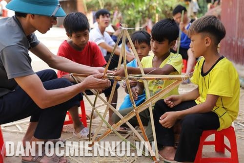 ណែនាំសិស្សានុសិស្សជនជាតិធ្វើគោមព្រះអង្គារក្នុងឱកាសបុណ្យសែនព្រះខែ អាជ្ញាធរនិងបណ្ដាអង្គការមហាជននៅក្នុងស្រុកបានយកចិត្តទុកដាក់ ជូនអំណោយដល់សិស្សានុសិស្សជនជាតិភាគតិចក្រីក្រមានស្ថានភាពលំបាកលំបិន ប្អូនៗ សិស្សានុសិស្សនៅតំបន់ខ្ពស់ មឿងតែ ឥឡូវនេះបានស្ងប់ចិត្តចុះពីលើភ្នំរៀនអក្សរ