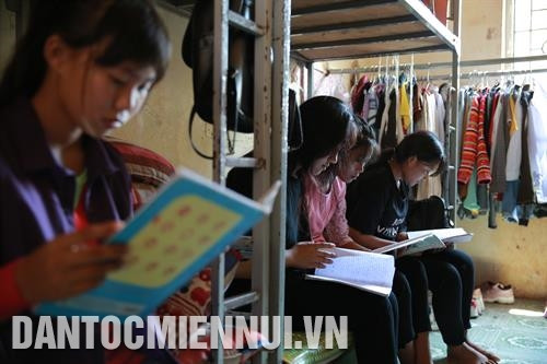 ក្តីរីករាយនៅពេលចូលថ្នាក់រៀនរបស់សិស្សានុសិស្សសាលាចំណេះទូទៅជនជាតិបង្រៀននិងរៀនពេញមួយថ្ងៃនៃអនុវិទ្យាល័យ ប៉ាអ៊ូ សិស្សានុសិស្សចំណេះទូទៅជនជាតិបង្រៀននិងរៀនពេញមួយថ្ងៃអនុវិទ្យាល័យ ប៉ាអូ៊ មានស្មារតីភ្ញាក់រលឹកខ្ពស់កុ្នងការរៀនសូត្រដោយខ្លួនឯងក្រៅពីម៉ោងរៀនក្នុងថ្នាក់