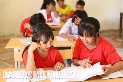 ក្តីរីករាយនៅពេលចូលថ្នាក់រៀនរបស់សិស្សានុសិស្សសាលាចំណេះទូទៅជនជាតិបង្រៀននិងរៀនពេញមួយថ្ងៃនៃអនុវិទ្យាល័យ ប៉ាអ៊ូ សិស្សានុសិស្សចំណេះទូទៅជនជាតិបង្រៀននិងរៀនពេញមួយថ្ងៃអនុវិទ្យាល័យ ប៉ាអូ៊ មានស្មារតីភ្ញាក់រលឹកខ្ពស់កុ្នងការរៀនសូត្រដោយខ្លួនឯងក្រៅពីម៉ោងរៀនក្នុងថ្នាក់