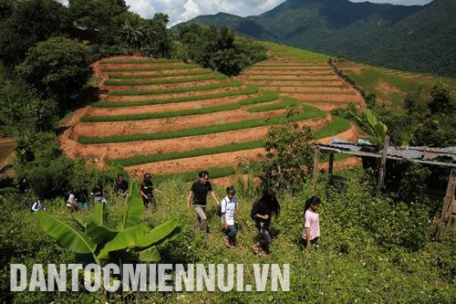ជារៀងរាល់ឆ្នាំ ជិតដល់ថ្ងៃបវេសនកាលឆ្នាំសិក្សាថ្មីឬបន្ទាប់ពីរដូវកាលនីមួយៗលោកគ្រូអ្នកគ្រូទាំងឡាយតែងអញ្ជើញមកដល់ក្រុមគ្រួសាររបស់កូនសិស្សដើម្បីលើកទឹកចិត្តអោយប្អូនៗ ត្រឡប់មកកាន់សាលារៀនវិញ