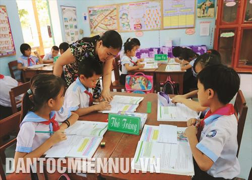 អស់មួយរយៈពេលដ៏វែងនៅក្នុងសាលារៀន ជនជាតិ កឺទូ ប៉ាកូ តាអូយ មិនបានបង្រៀនភាសានិយាយក៏ដូចជាអក្សរសរសេររបស់ជនជាតិខ្លួន អស់មួយរយៈពេលដ៏វែងនៅក្នុងសាលារៀន ជនជាតិ កឺទូ ប៉ាកូ តាអូយ មិនបានបង្រៀនភាសានិយាយក៏ដូចជាអក្សរសរសេររបស់ជនជាតិខ្លួន