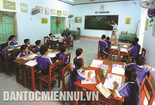 គម្រោង "សាកល្បងអភិវឌ្ឍន៍ភាសាសរសេរ កឺទូ ថ្នាក់ទី ៤ ថ្នាក់ទី ៥ និងភាសា ប៉ាកូ តាអូយ ថ្នាក់ទី ១ ទី ២ ទី ៣ សម្រាប់សិស្សសាលាបឋមសិក្សា" ដោយមន្ទីរអប់រំនិងបណ្តុះបណា្ដលខេត្ត ធឿធៀន - ហ្វេ និងអង្គការ FAROAS (ប្រទេស ន័រវែស) សហការដំណើរការ គម្រោង "សាកល្បងអភិវឌ្ឍន៍ភាសាសរសេរ កឺទូ ថ្នាក់ទី ៤ ថ្នាក់ទី ៥ និងភាសា ប៉ាកូ តាអូយ ថ្នាក់ទី ១ ទី ២ ទី ៣ សម្រាប់សិស្សសាលាបឋមសិក្សា" ដោយមន្ទីរអប់រំនិងបណ្តុះបណា្ដលខេត្ត ធឿធៀន - ហ្វេ និងអង្គការ FAROAS (ប្រទេស ន័រវែស) សហការដំណើរការ