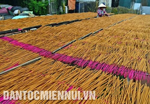 បន្ទាប់ពីលញ់រួចរាល់ធូបនឹងត្រូវបានយកទៅហាលថ្ងៃដើម្បីរក្សាក្លិនក្រអូបធម្មជាតិ អញ្ជើញមកដល់ ក្វាងភូកូវ រូបភាពដែលងាយប្រទះឃើញគឺបាច់ឆ្អឹងធូបក្រហមឆ្អៅដូច  "បាច់ផ្កា"