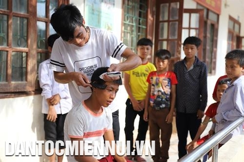 ការយកចិត្តទុកដាក់ថែទាំនិងជិតស្និទ្ធជាមួយនឹងសិស្សានុសិស្សរបស់លោកគ្រូ អ្នកគ្រូគឺជាការលើកទឹកចិត្តដ៏ធំដើម្បីប្អូនៗ ពុះពារឆ្លងភ្នំមកកាន់សាលារៀន ក្រៅពីម៉ោងរៀន ប្អូនៗចូលរួមដាំបន្លែ ចិញ្ចឹមជ្រូកដើម្បីកែលម្អពេលបាយនិងលត់ដំបន្ថែមពីបំណិនជីវិត