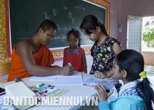 ព្រះភិក្ខុ យ៉ាញ់សុខា ឱ្យពិន្ទុលើការហាត់សរសេរអក្សរ ខ្មែរ អោយប្អូនៗ។ រូបថត៖ ហុងដាត ថ្នាក់រៀនអក្សរ ខ្មែរ នៅ វត្តសាលាពោធីសិរីសាគរ នៅសង្កាត់លេខ ២ ទីរួមខេត្ត វិញចូវ។ រូបថត៖ ពន្លឺ ព្រះភិក្ខុ យ៉ាញ់សុខា ឱ្យពិន្ទុលើការហាត់សរសេរអក្សរ ខ្មែរ អោយប្អូនៗ។ រូបថត៖ ហុងដាត ថ្នាក់រៀនអក្សរ ខ្មែរ នៅ វត្តសាលាពោធីសិរីសាគរ នៅសង្កាត់លេខ ២ ទីរួមខេត្ត វិញចូវ។ រូបថត៖ ពន្លឺ