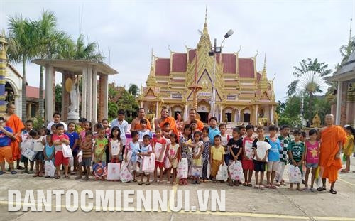 ព្រះភិក្ខុ យ៉ាញ់សុខា ឱ្យពិន្ទុលើការហាត់សរសេរអក្សរ ខ្មែរ អោយប្អូនៗ។ រូបថត៖ ហុងដាត ថ្នាក់រៀនអក្សរ ខ្មែរ នៅ វត្តសាលាពោធីសិរីសាគរ នៅសង្កាត់លេខ ២ ទីរួមខេត្ត វិញចូវ។ រូបថត៖ ពន្លឺ ព្រះភិក្ខុ យ៉ាញ់សុខា ឱ្យពិន្ទុលើការហាត់សរសេរអក្សរ ខ្មែរ អោយប្អូនៗ។ រូបថត៖ ហុងដាត ថ្នាក់រៀនអក្សរ ខ្មែរ នៅ វត្តសាលាពោធីសិរីសាគរ នៅសង្កាត់លេខ ២ ទីរួមខេត្ត វិញចូវ។ រូបថត៖ ពន្លឺ