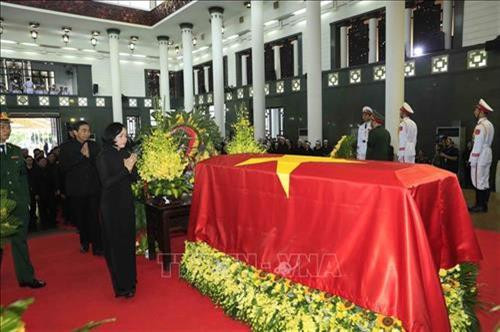 គណៈប្រតិភូគណៈកម្មាធិការបក្សខេត្ត ក្រុមប្រឹក្សាប្រជាជន គណៈកម្មាធិការប្រជាជន គណៈកម្មាធិការរណសិរ្សមាតុភូមិវៀតណាមខេត្ត និញប៊ិញ ដឹកនាំដោយសមមិត្ត ង្វៀនធីថាញ់ សមាជិកគណៈកម្មាធិការមជ្ឈិមបក្ស លេខានៃគណៈកម្មាធិការបក្សខេត្ត និញ ប៊ិញ អញ្ជើញគោររព្ធវិញ្ញាណក្ខន្ធសពប្រធានរដ្ឋ ត្រឹនដាយក្វាង។ រូបថត៖ ញ៉ានសាង -ទីភ្នាក់ងារព័ត៌មាន វៀតណាម គណៈប្រតិភូទីភ្នាក់ងារព័ត៌មានវៀតណាម ដឹកនាំដោយសមមិត្ត ង្វៀនឌឹកលើយ សមាជិកគណៈកម្មាធិការមជ្ឈិមបក្ស អគ្គនាយកទីភ្នាក់ងារព័ត៌មានវៀតណាមអញ្ជើញគោររព្ធវិញ្ញាណក្ខន្ធសពលោកប្រធានរដ្ឋ ត្រឹនដាយក្វាង។ រូបថត៖ ញ៉ានសាង -ទីភ្នាក់ងារព័ត៌មាន វៀតណាម