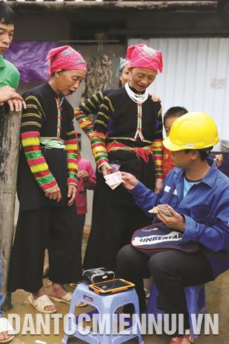 ជនជាតិ ឡូឡូ នៅឃុំ ហុងទ្រី ទូទាត់ថ្លៃអគ្គិសនីអោយបុគ្គលិកផ្នែកអគ្គិសនីស្រុក បាវឡាក