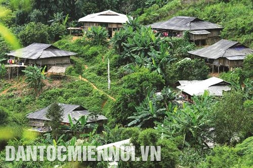 ទម្រង់ផ្ទះសំបែងប្រពៃណីទាំងឡាយរបស់ជនជាតិ ឡូឡូ នៅភូមិ កាដុង ឃុំ ឌឹកហាញ់ ស្រុក បាវឡឹម