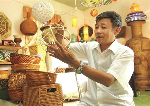 មកកាន់ភូមិសិប្បកម្មត្បាញផ្ដៅឫស្សី ភូវិញ ឃុំ ភូងា ស្រុក ជឿងមី (ហាណូយ) យើង ងាយប្រទះឃើញ ចាប់ពីក្មេងដល់មនុស្សចាស់ចាប់ចិត្តដិតអារម្មណ៍នឹងផ្នត់ពត់នៃ ដើមផ្តៅ ឫស្សី ដៃទន់ភ្លន់ទាំងគូ “ត្បាញបាន” នូវរចនាបទដ៏ទាក់ភ្នែក មកកាន់ភូមិសិប្បកម្មត្បាញផ្ដៅឫស្សី ភូវិញ ឃុំ ភូងា ស្រុក ជឿងមី (ហាណូយ) យើង ងាយប្រទះឃើញ ចាប់ពីក្មេងដល់មនុស្សចាស់ចាប់ចិត្តដិតអារម្មណ៍នឹងផ្នត់ពត់នៃ ដើមផ្តៅ ឫស្សី ដៃទន់ភ្លន់ទាំងគូ “ត្បាញបាន” នូវរចនាបទដ៏ទាក់ភ្នែក