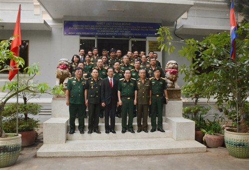 គណៈប្រតិភូទាំងអស់ថតរូបទុកជាអនុស្សាវរីយ៍។ រូបថត៖ ផានមិញហ៊ឹង - យ័ញចិន្តា/អ្នកយកព័ត៌មាននៃទីភ្នាក់ងារព័ត៌មានវៀតណាម ប្រចាំការនៅ កម្ពុជា។