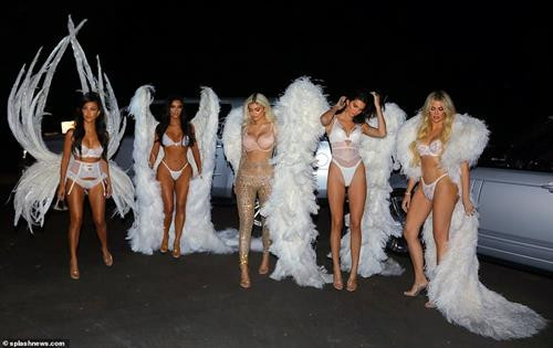 តារាបង្ហាញម៉ូតត្រកូល កាដាសៀន បង្ហាញម៉ូតក្នុងឈុតទេពធីតាមានស្លាបសម្រាប់រដូវបុណ្យ ហាឡូវីន