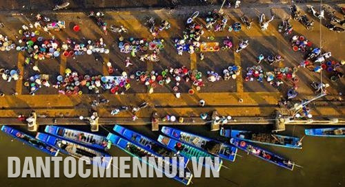 ប្រជាជនដោះដូរទំនិញ លក់ដូរជលផលនៅផ្សារត្រី ហាតៀន - លក្ខណៈពិសេសដាច់ដោយឡែកមួយនៃតំបន់សមុទ្រភាគនិរតី