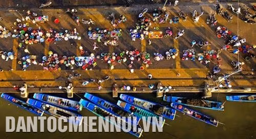 ប្រជាជនដោះដូរទំនិញ លក់ដូរជលផលនៅផ្សារត្រី ហាតៀន - លក្ខណៈពិសេសដាច់ដោយឡែកមួយនៃតំបន់សមុទ្រភាគនិរតី