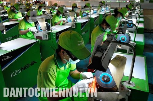 ជ្រុងមួយនៃប្រៃសណីយ៍ទីក្រុង ហូជីមិញ ទាក់ទាញភ្ញៀវដើរលេងកម្សាន្តនានិទាឃរដូវ យ៉ាងច្រើនកុះករ។ រូបថត៖ ថាញ់វូ ខ្សែសង្វាក់ផលិតកម្មនៅរោងចក្ររបស់ក្រុមហ៊ុនភាគហ៊ុន Kềm Nghĩa - ជាសហគ្រាសគំរូមួយក្នុងចំណោមសហគ្រាសគំរូៗ របស់ទីក្រុង ហូជីមិញ។ រូបថត៖ ថាញ់វូ