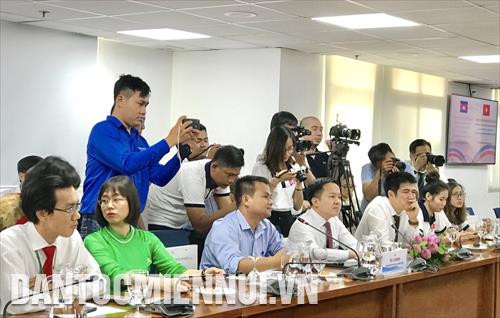 អ្នកកាសែតវ័យក្មេងដែលមកពីបណ្តាខេត្តជាប់ព្រំដែន វៀតណាម - កម្ពុជា អញ្ជើញចូលរួមផ្តោះប្តូរនិងយកព័ត៌មានក្នុងកម្មវិធីសមោសរអ្នកសារព័ត៌មានវ័យក្មេង យុវជន និស្សិតទាំងឡាយដែលអញ្ជើញមកពីបណ្តាខេត្តជាប់ព្រំដែន វៀតណាម - កម្ពុជា ឆ្នាំ ២០១៩